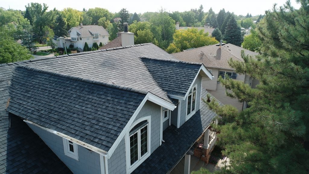 Comment sécuriser votre patrimoine face aux risques liés à une toiture voisine