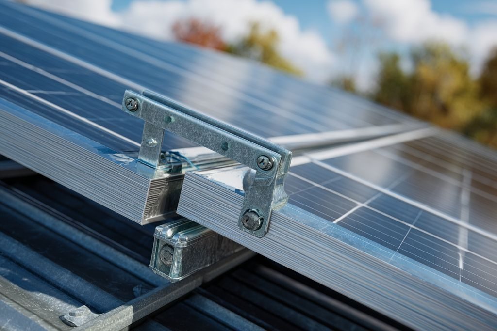 Quelles règles pour l’installation de panneaux solaires sur un toit ?